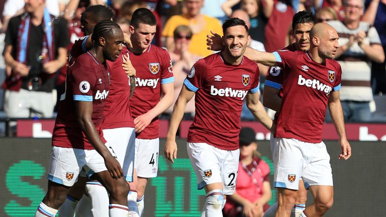 Lucas Perez celebrates after restoring West Ham&#39;s lead at home to Leicester