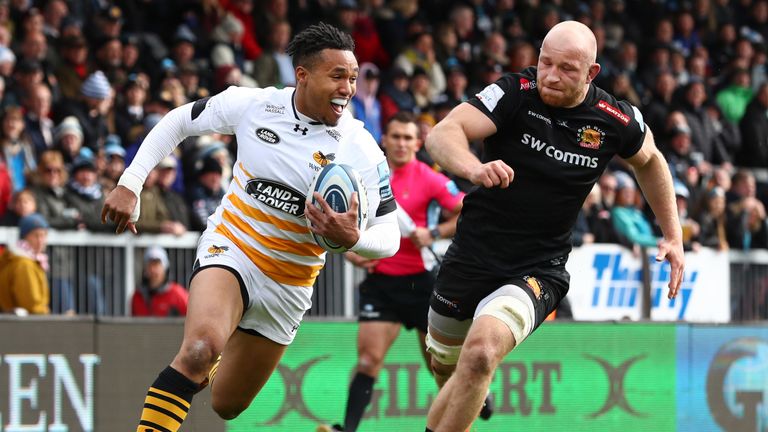 Marcus Watson beats Matt Kvesic to score Wasps' second try
