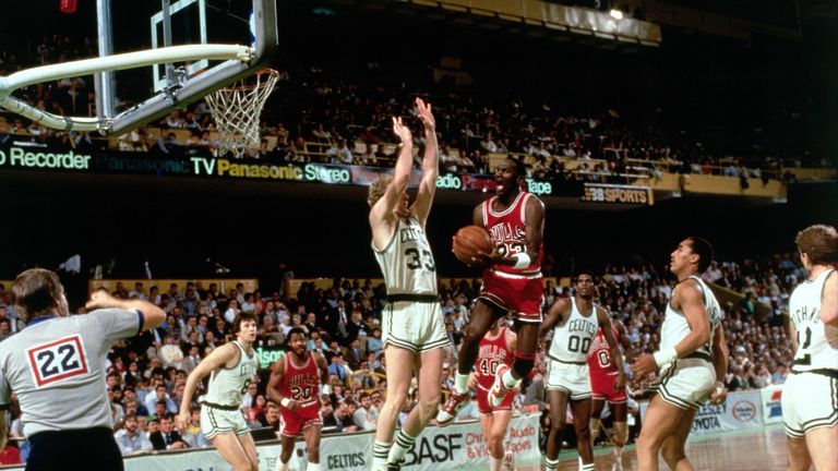 Michael Jordan de los Chicago Bulls conduce a la canasta contra Larry Bird de los Boston Celtics durante el Juego 2 de los cuartos de final de la Conferencia Este durante los Playoffs de la NBA de 1986 el 20 de abril de 1986