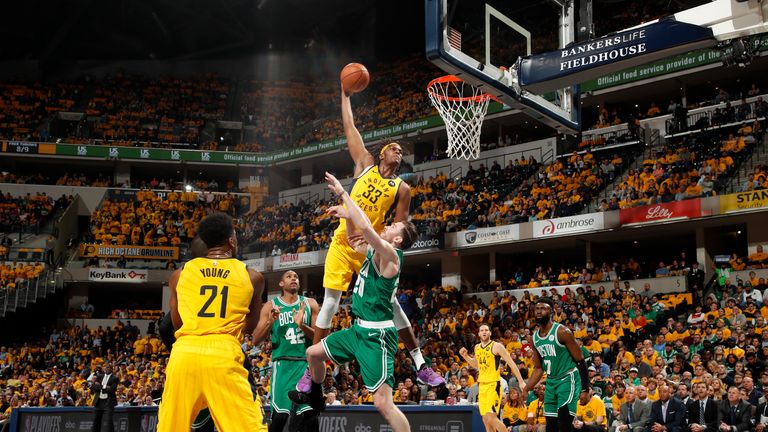 Myles Turner, de los Indiana Pacers, dispara la pelota contra los Boston Celtics durante el Juego Cuatro de la Ronda Uno de los Playoffs de la NBA 2019