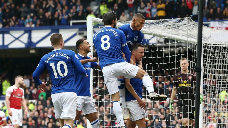 Phil Jagielka of Everton celebrates with team mates after scoring his team's first goal during the Premier League match between Everton FC and Arsenal FC at Goodison Park on April 07, 2019 in Liverpool, United Kingdom. 