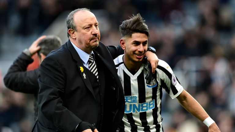 NEWCASTLE UPON TYNE, ENGLAND - MARCH 09: Rafael Benitez, Manager of Newcastle United celebrates with Ayoze Perez of Newcastle United following the Premier League match between Newcastle United and Everton FC at St. James Park on March 09, 2019 in Newcastle upon Tyne, United Kingdom. (Photo by Mark Runnacles/Getty Images)