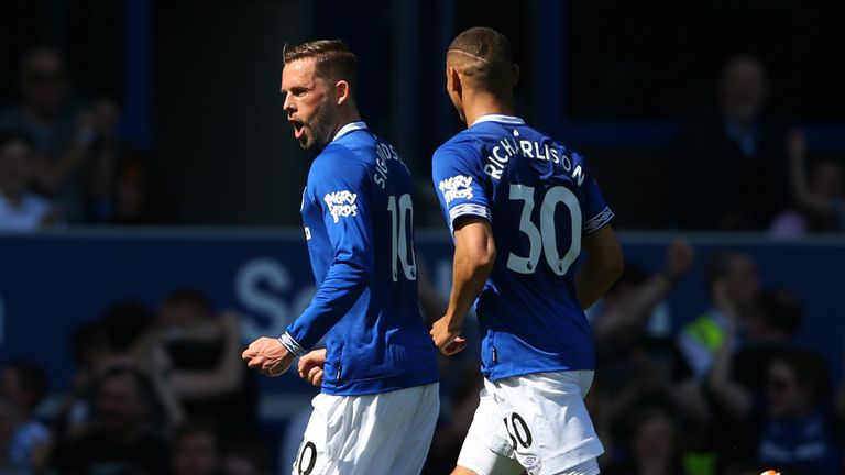 Gylfi Sigurdsson and Richarlison celebrate during Everton's match with Manchester United