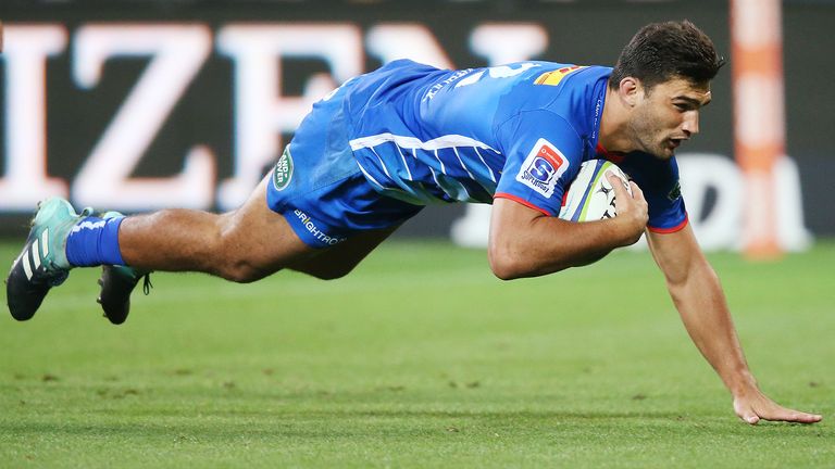 Damian de Allende scores for the Stormers.