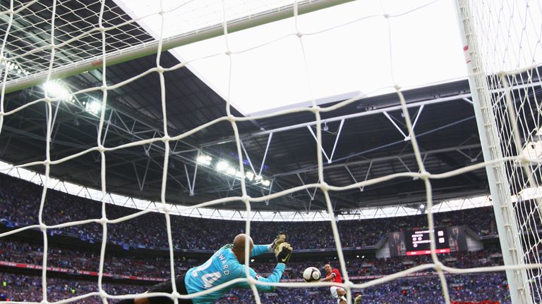 Tim Howard saves Rio Ferdinand's penalty as Everton beat Manchester United to reach the FA Cup final in 2009