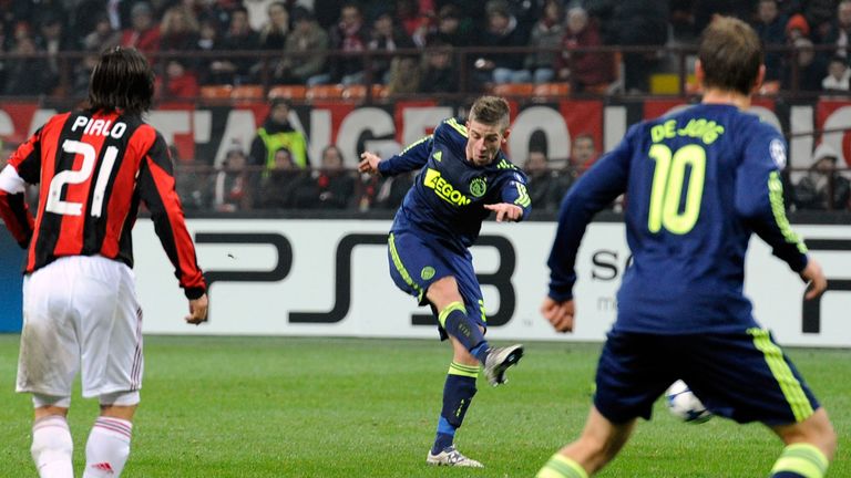 MILAN, ITALY - DECEMBER 08 2010:  Toby Alderweireld scores the second goal during the UEFA Champions League Group G match between AC Milan and AFC Ajax at Stadio Giuseppe Meazza on December 8, 2010 in Milan, Italy.  (Photo by Claudio Villa/Getty Images)