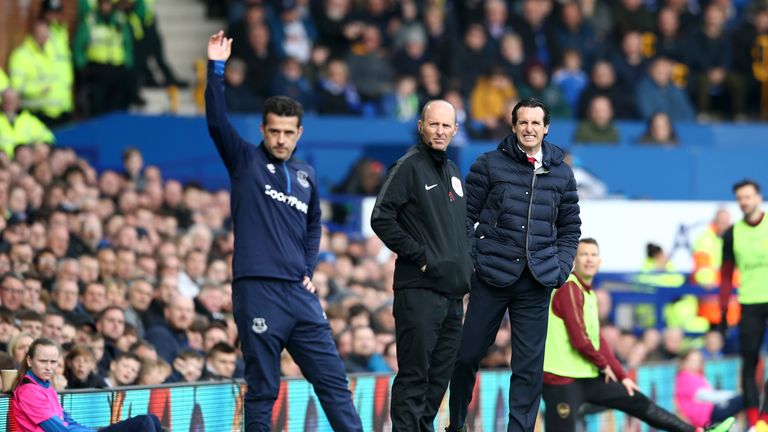 Unai Emery, Manager of Arsenal (R) looks on during the Premier League match between Everton FC and Arsenal FC at Goodison Park on April 07, 2019 in Liverpool, United Kingdom.