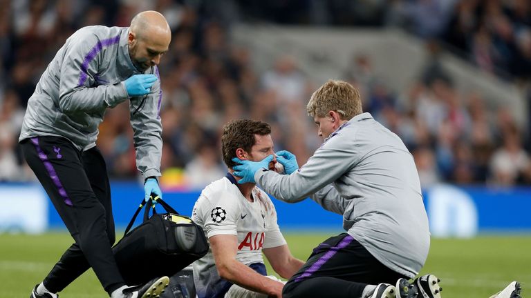 Jan Vertonghen receives treatment