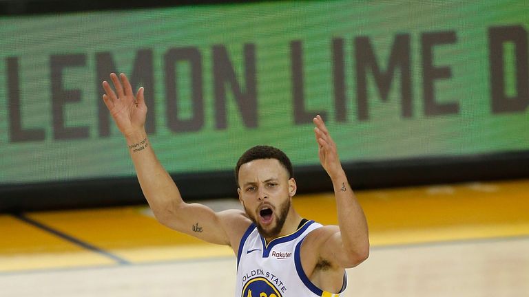 Stephen Curry celebrates a three en route to 38 points against the Clippers