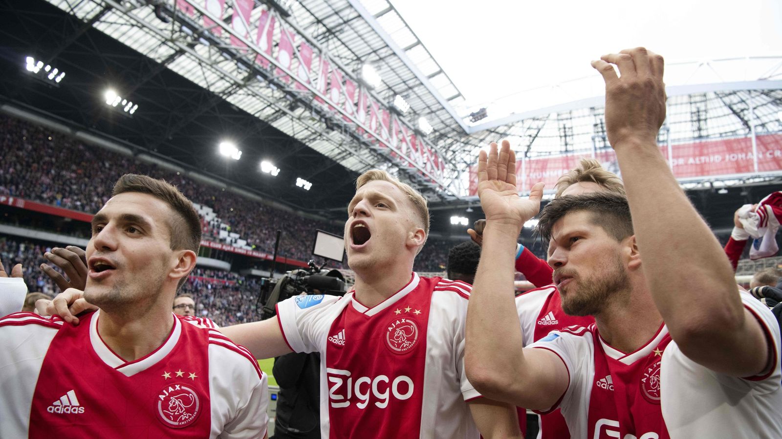 Ajax on brink of Eredivisie title, Robin van Persie retires