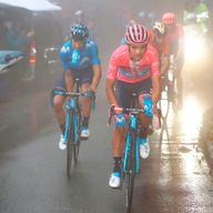 Richard Carapaz mastered the conditions during stage 16 to maintain the overall race lead of the Giro d'Italia
