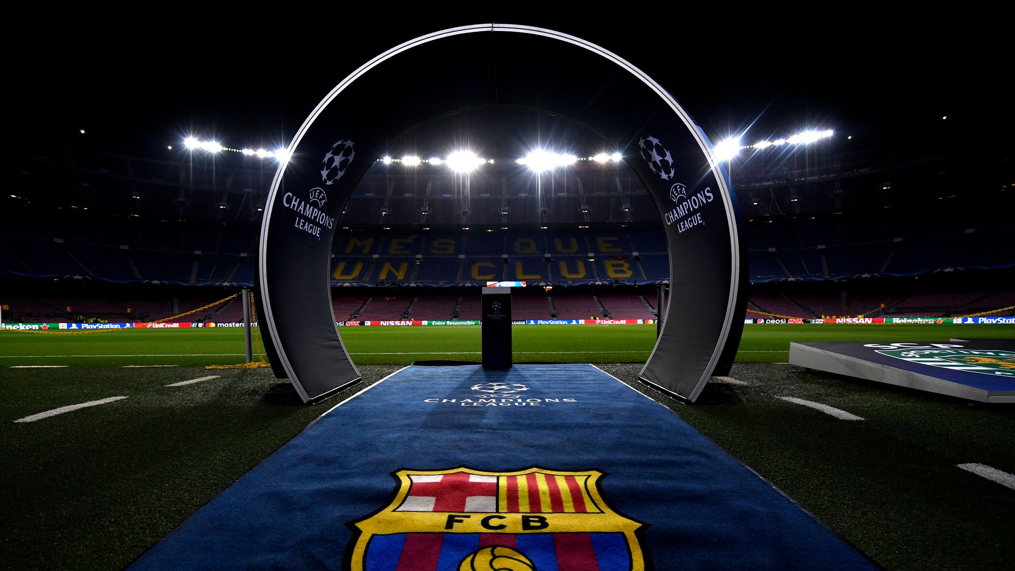 Стадион Камп ноу в Лиге чемпионов. Стадион Барселона 2022. Футбольное поле Барселоны. Футбольное поле лига чемпионов.