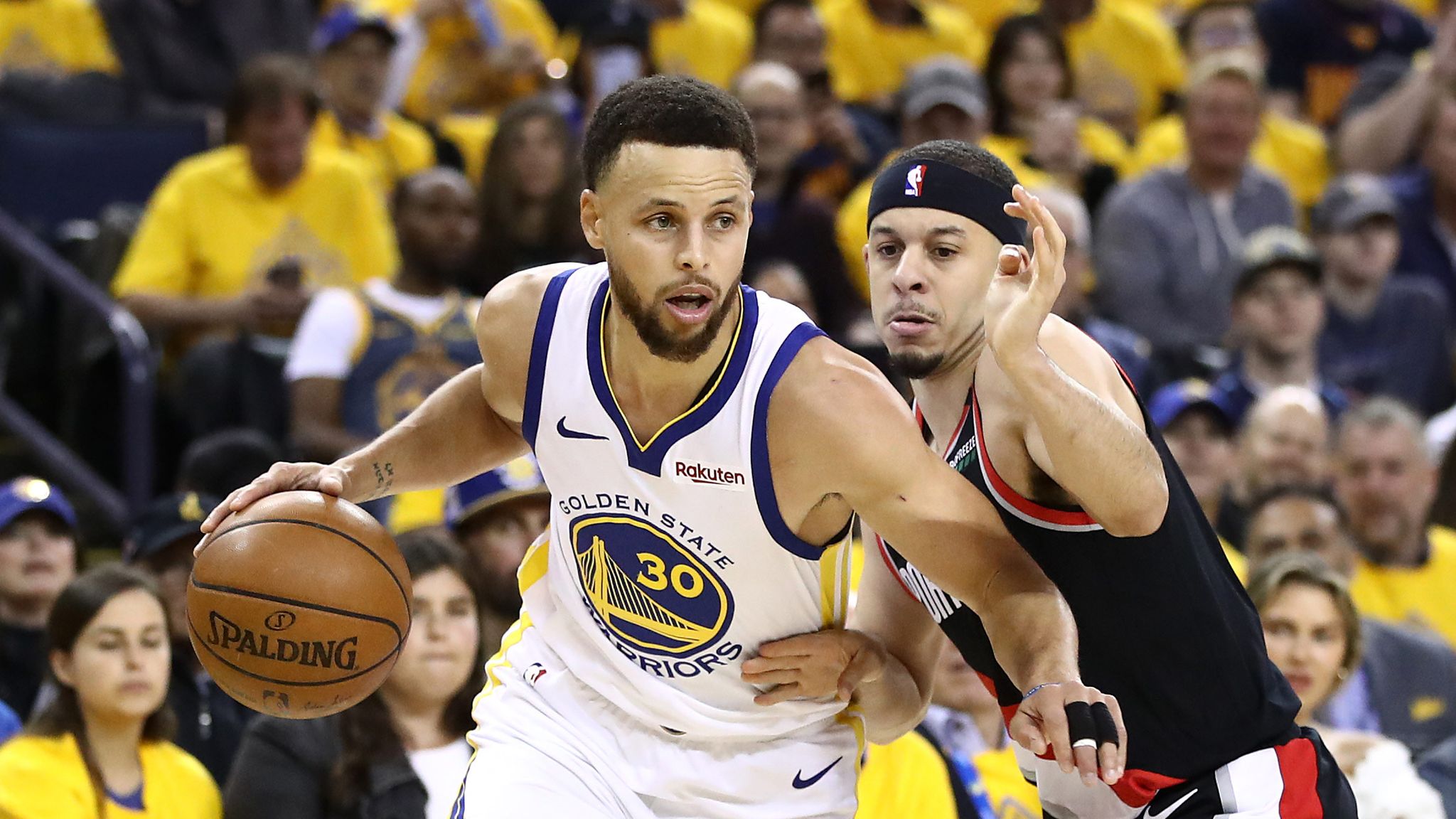 Photos: Stephen Curry dominates brother's team in Game 1