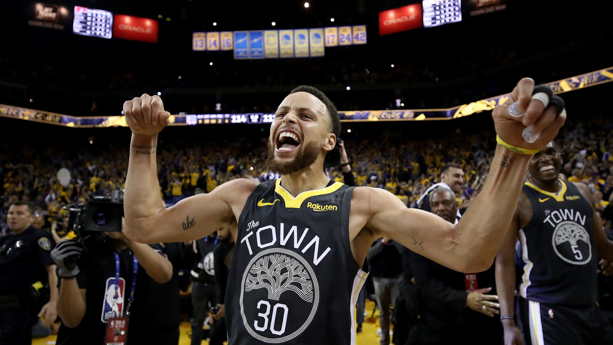 Stephen Curry scores 37 points as Golden State Warriors ...