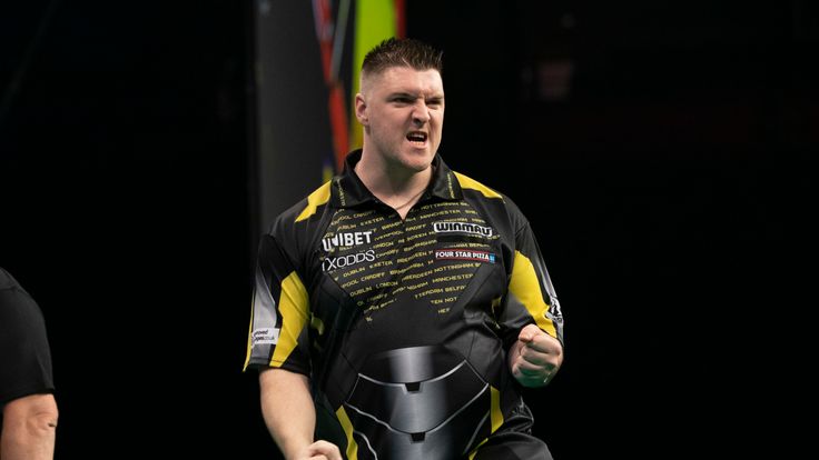 UNIBET PREMIER LEAGUE DARTS 2019 MANCHESTER ARENA ,.MANCHESTER.PIC LAWRENCE LUSTIG.DARYL GURNEY V MICHAEL VAN GERWEN.DARYL GURNEY IN  ACTION.