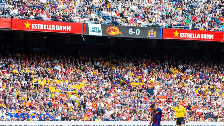 Picture by Alex Whitehead/SWpix.com - 18/05/2019 - Rugby League - Betfred Super League - Catalans Dragons v Wigan Warriors - Camp Nou, Barcelona, Spain - Catalans' Tony Gigot kicks for goal.