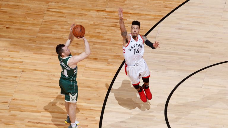 Danny Green closes out Pat Connaughton at the three-point line