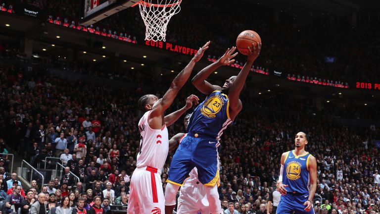 Draymond Green dispara sobre Kawhi Leonard en el Juego 1 de las Finales de la NBA