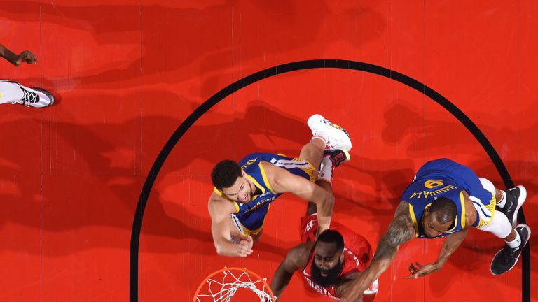 James Harden lucha por un rebote durante la victoria del Juego 4 de Houston sobre Golden State