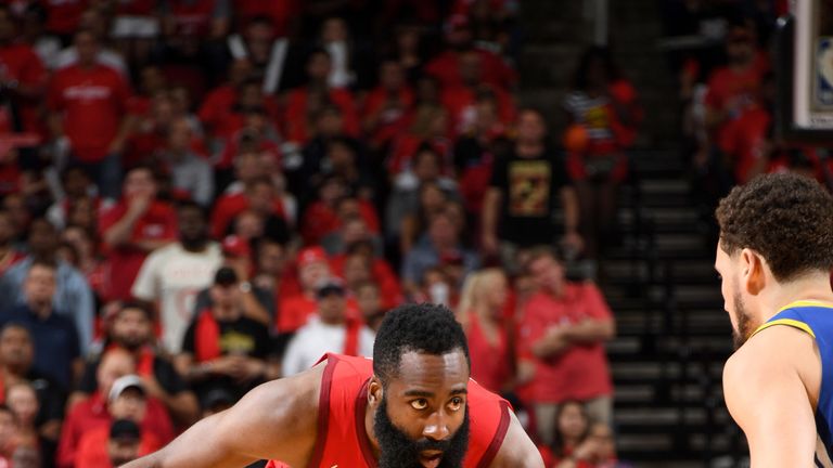 James Harden se prepara para atacar en el Juego 6 contra Golden State