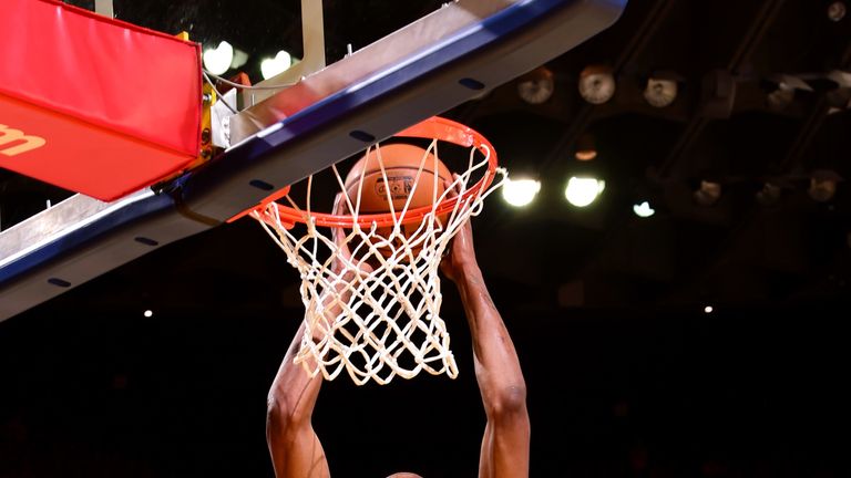 Kevin Durant throws down a two-handed dunk in the Warriors&#39; Game 2 win against the Rockets