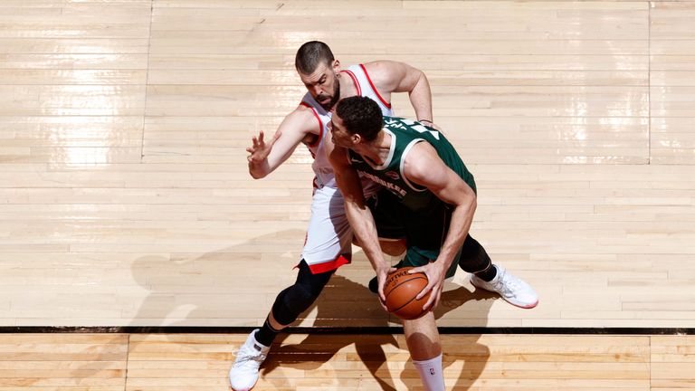 Marc Gasol locks up Brook Lopez in the post