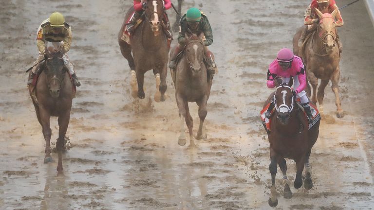 Maximum Security pasa el puesto primero en el Derby de Kentucky