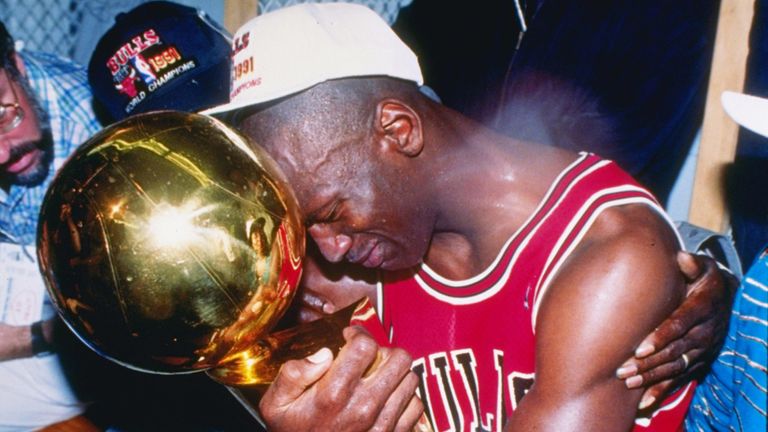Michael Jordan celebra con el trofeo Larry O & # 39; Brien