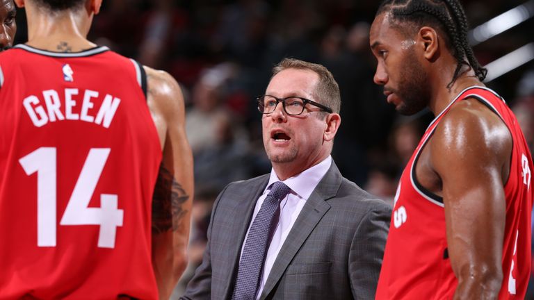 Nick Nurse en discusión con la estrella de los Raptors, Kawhi Leonard