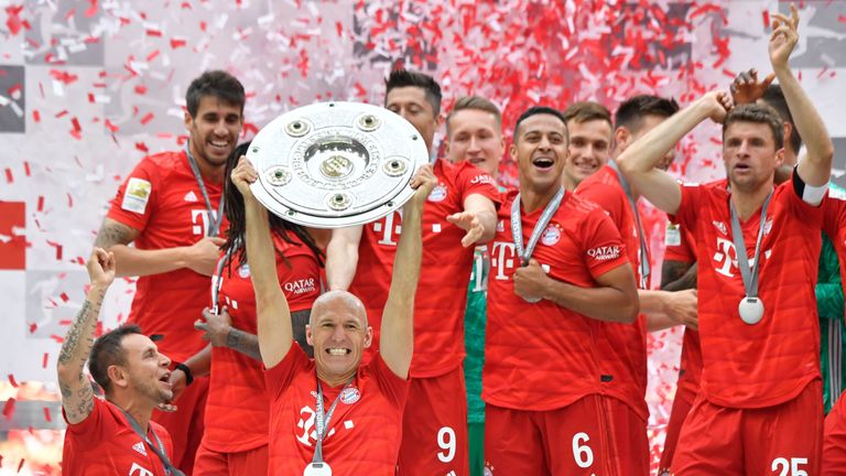 Arjen Robben lifts the Bundesliga title