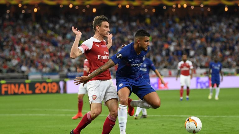 Emerson Palmieri holds off Laurent Koscielny