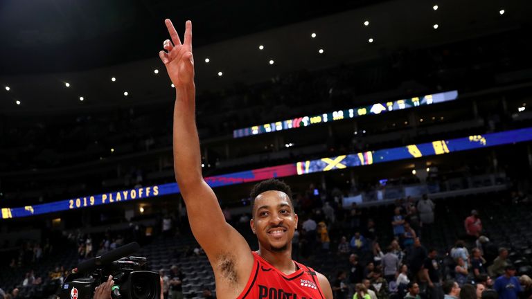 CJ McCollum de los Portland Trail Blazers celebra su victoria contra los Denver Nuggetts durante el séptimo juego de las semifinales de la Conferencia Oeste de los playoffs de la NBA 2019