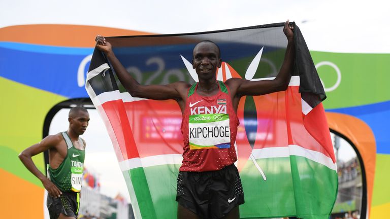 Kipochoge celebrates winning the marathon at the Rio 2016 Olympics