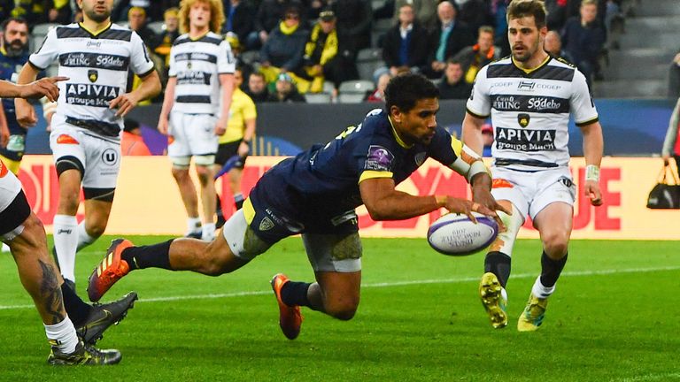 Wesley Fofana dives over for Clermont inside the final 10 minutes to confirm victory