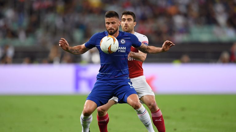 Olivier Giroud holds off Sokratis Papastathopoulos