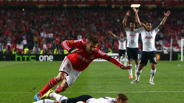 Harry Kane was brought down in the box against Benfica but Skomina did not award a penalty.