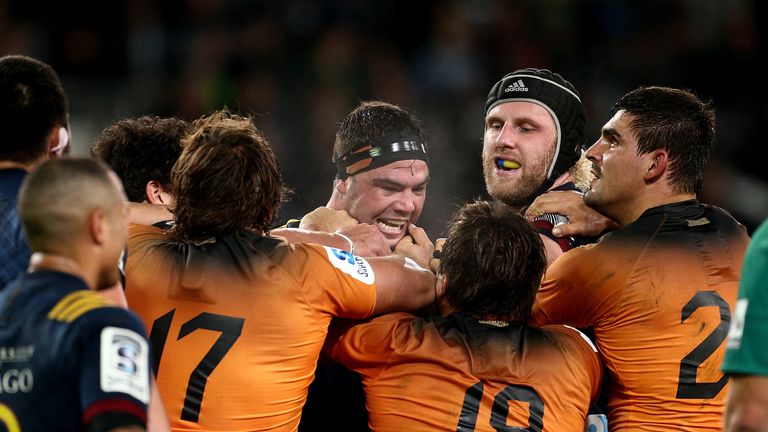 DUNEDIN, NEW ZEALAND - MAY 11: An altercation breaks out between players during the round 13 Super Rugby match between the Highlanders and the Jaguares at Forsyth Barr Stadium on May 11, 2019 in Dunedin, New Zealand. (Photo by Dianne Manson/Getty Images)