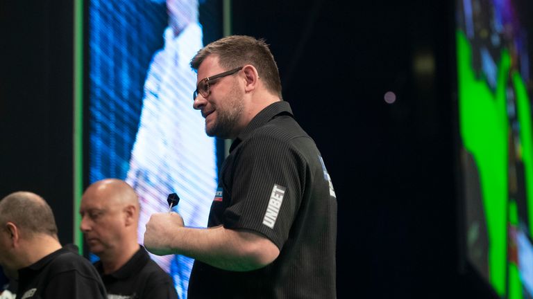 UNIBET PREMIER LEAGUE DARTS 2019 MANCHESTER ARENA ,.MANCHESTER.PIC LAWRENCE LUSTIG.JAMES WADE V GERWYN PRICE.JAMES WADE IN  ACTION.