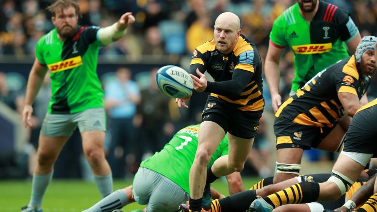 COVENTRY, ENGLAND - MAY 18: Joe Simpson of Wasps passes the ball during the Gallagher Premiership Rugby match between Wasps and Harlequins at the Ricoh Arena on May 18, 2019 in Coventry, United Kingdom. (Photo by David Rogers/Getty Images)