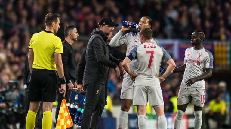 Jurgen Klopp talks to Virgil Van Dijk, James Milner and Sadio Mane during the Champions League semi-final, first leg against Barcelona