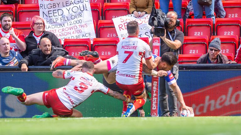 Picture by Allan McKenzie/SWpix.com - 26/05/2019 - Rugby League - Dacia Magic Weekend 2019 - Salford Red Devils v Hull KR - Anfield, Liverpool, England - Hull KR can't prevent Salford's Ken Sio from scoring a try.