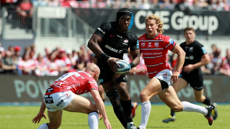 Maro Itoje sets up a try for Ben Spencer during Saracens' win over Gloucester