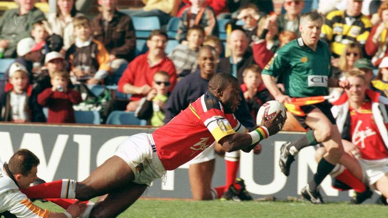 Pix: Simon Wilkinson. 27/3/99.RUGBY LEAGUE CHALLENGE CUP, SEMI FINAL..CASTLEFORD v LONDON BRONCOS...Broncos Martin Offiah scores his try