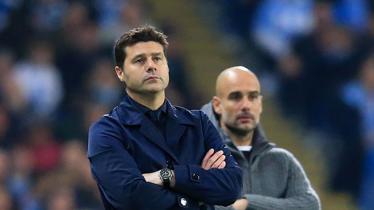 Mauricio Pochettino e Pep Guardiola osservano dalla linea laterale alla fine del secondo tempo di Manchester City-Tottenham Hotspur in Champions League