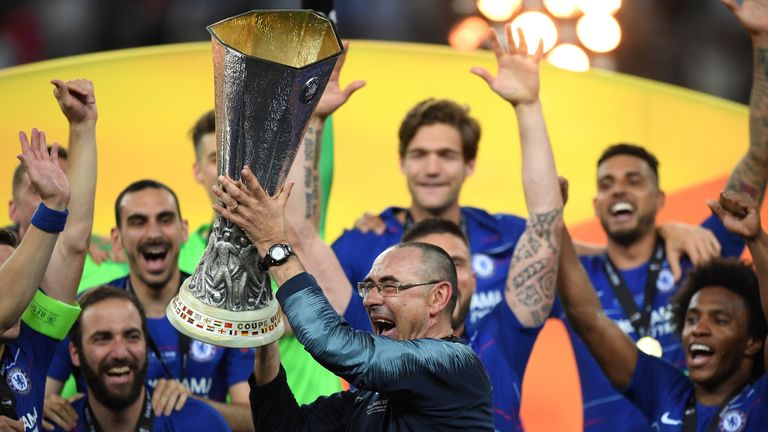 Maurizio Sarri lifts the Europa League trophy 