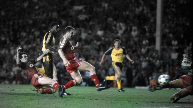 26 May 1989 Football League Division One - Liverpool v Arsenal, Michael Thomas avoids the challenge of Ray Houghton to score Arsenal's last minute title winning goal. (Photo by Mark Leech/Getty Images)