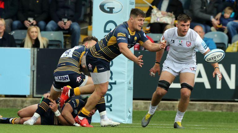 WORCESTER, ENGLAND - APRIL 28: Nick Schonert of Worcester passes the ball during the Gallagher Premiership Rugby match between Worcester Warriors and Gloucester Rugby at Sixways Stadium on April 28, 2019 in Worcester, United Kingdom. (Photo by David Rogers/Getty Images)