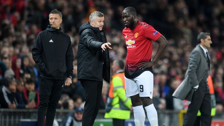 Ole Gunnar Solskjaer in discussion with Romelu Lukaku during the Champions League quarter-final against Barcelona at Old Trafford