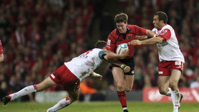 Ronan O'Gara attacks for Munster during their victory over Biarritz