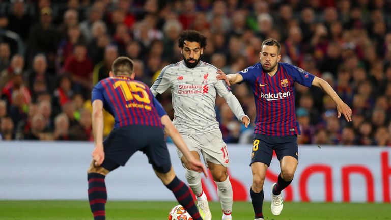 BARCELONA, SPAIN - MAY 01: Mohamed Salah of Liverpool controls the ball as Clement Lenglet of Barcelona and Jordi Alba of Barcelona looks on during the UEFA Champions League Semi Final first leg match between Barcelona and Liverpool at the Nou Camp on May 01, 2019 in Barcelona, Spain. (Photo by Catherine Ivill/Getty Images)